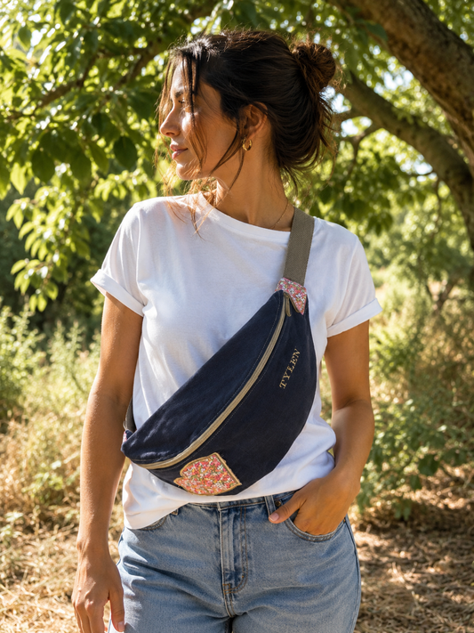 Banane L – Jean bleu marine & cœur fleuri