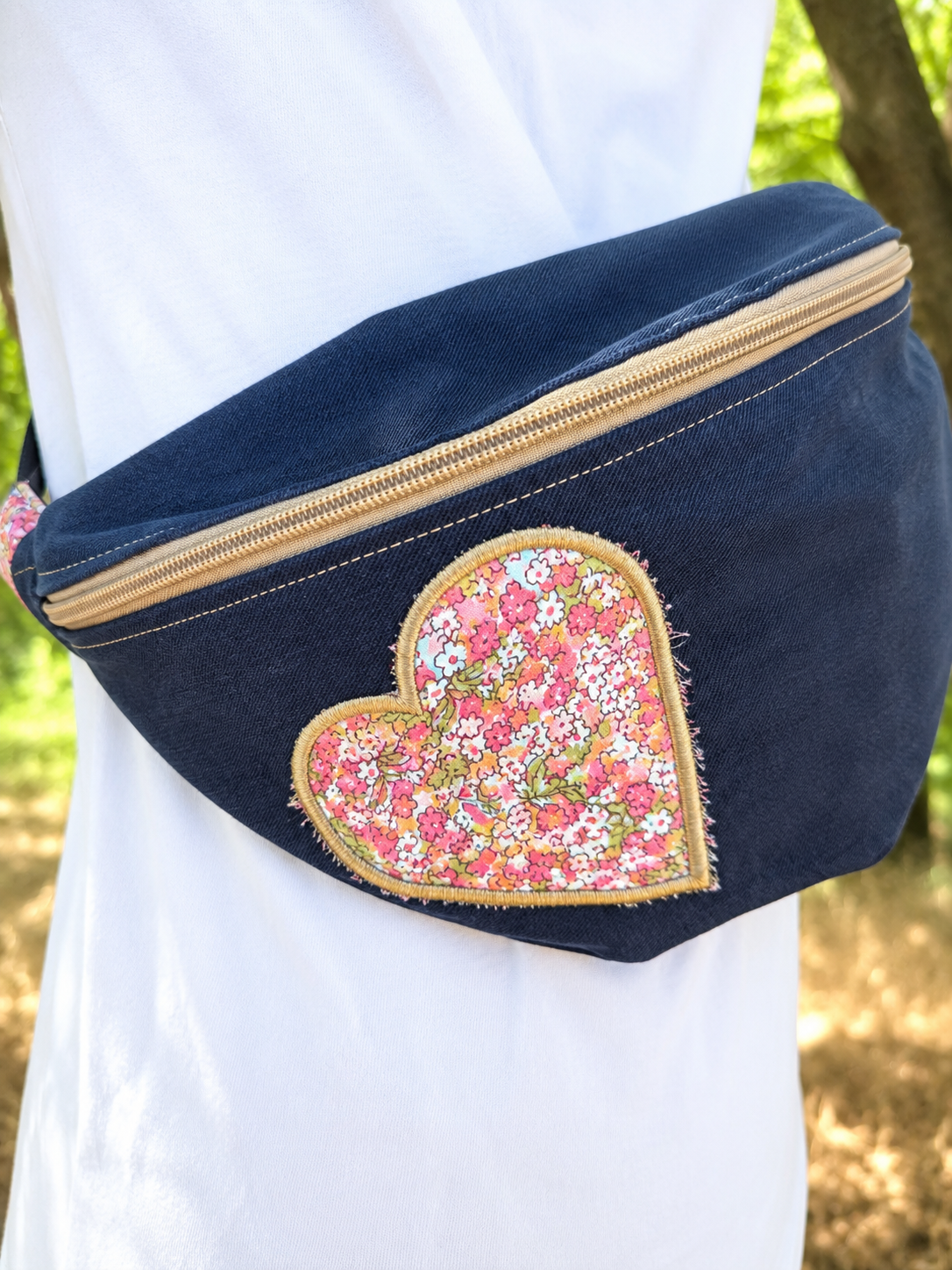 Banane L – Jean bleu marine & cœur fleuri