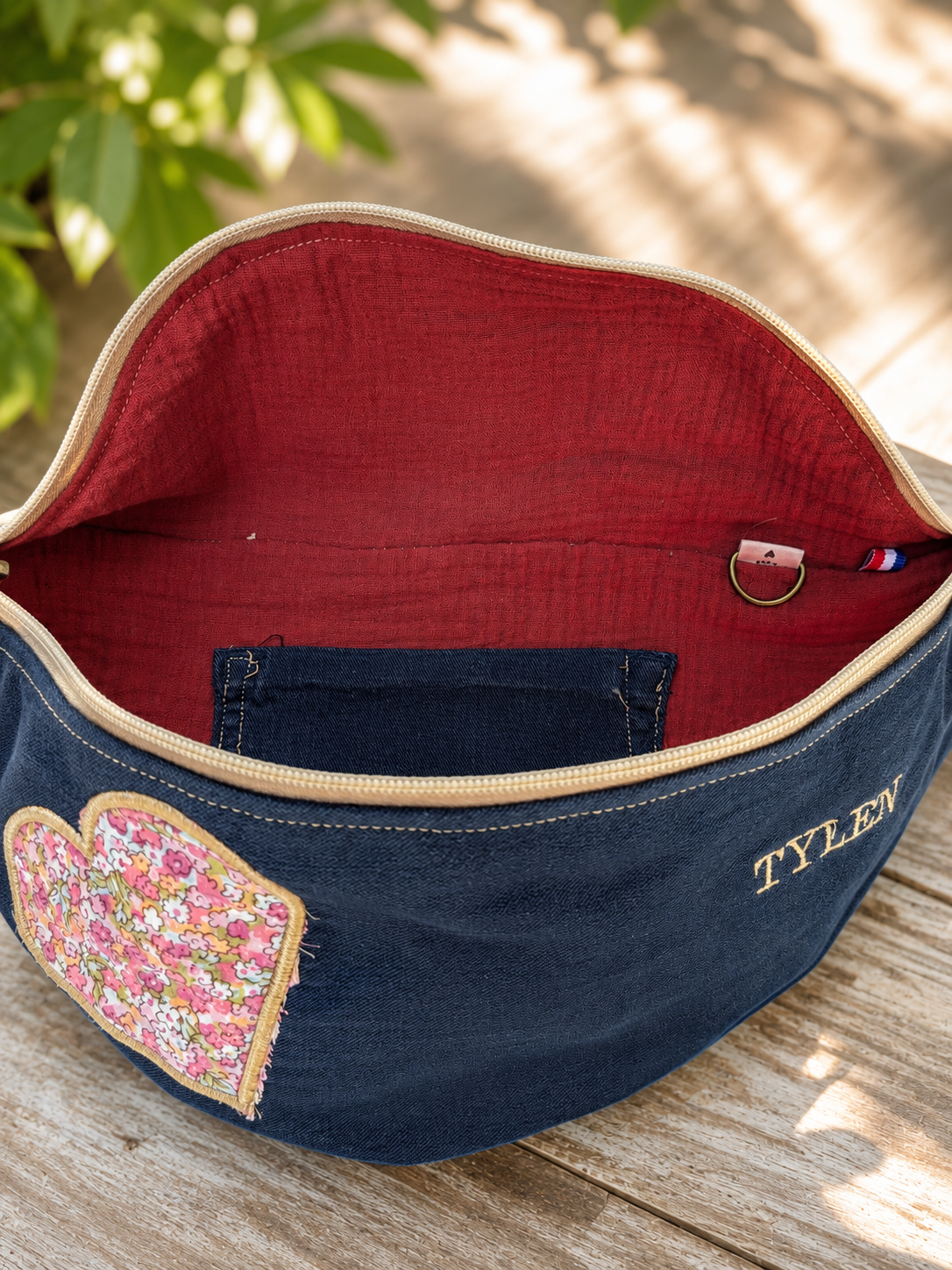 Banane L – Jean bleu marine & cœur fleuri
